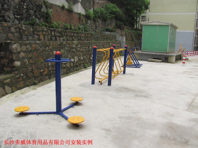 株洲县安置小区安装实例,湖南室外健身器材,湖南室外休闲椅,湖南儿童滑梯,湖南运动场地,长沙人造草皮,长沙室内外运动地板,长沙球场围栏,长沙室外健身器材,长沙室外休闲椅,长沙儿童滑梯,长沙运动场地,长沙多威体育用品有限公司