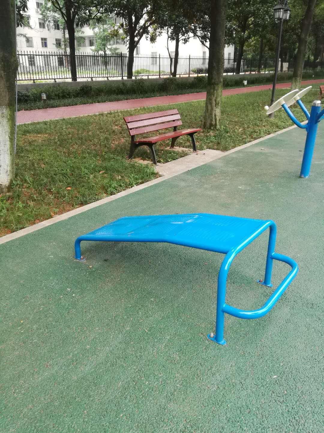 湖南省军区安装实拍,湖南室外健身器材,湖南室外休闲椅,湖南儿童滑梯,湖南运动场地,长沙人造草皮,长沙室内外运动地板,长沙球场围栏,长沙室外健身器材,长沙室外休闲椅,长沙儿童滑梯,长沙运动场地,长沙多威体育用品有限公司